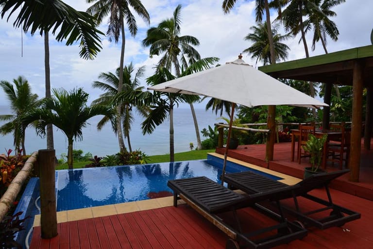 Das luxuriöse "Lomani Cottage" liegt auf den Fidschi-Inseln. Im Außenbereich wartet ein Infinity-Pool mit Naturstein- Dusche auf die Gäste.