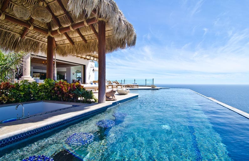 In Cabo San Lucas in Mexiko liegt auf einer Klippe über dem Pazifik die "Villa Turquesa". Die Hauptterrasse umfasst ein großes Infinite Edge-Sportbecken mit Swim-up-Bar.