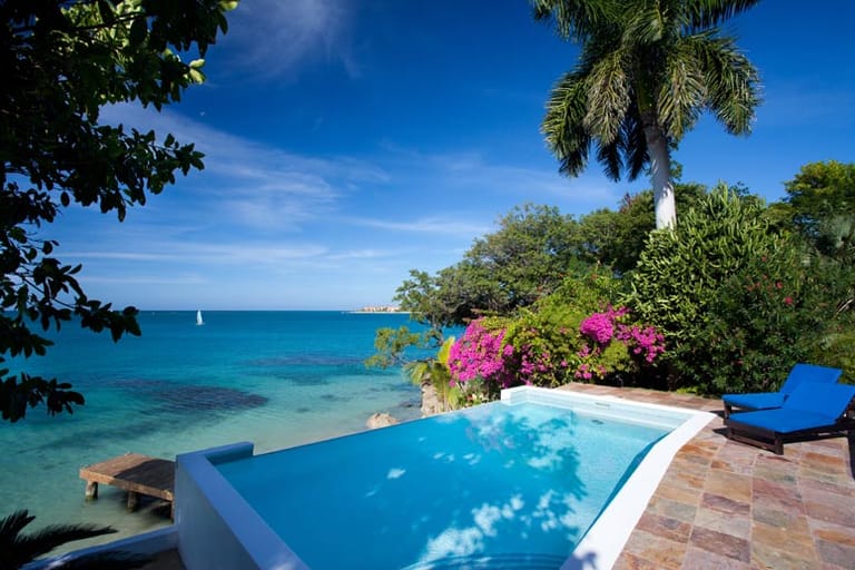 Die Villa "Culloden Cove" auf Jamaika gewährt direkten Zugang zum Strand und zum Infinity-Pool, der mit Blick auf das türkisfarbene Wasser angelegt ist.