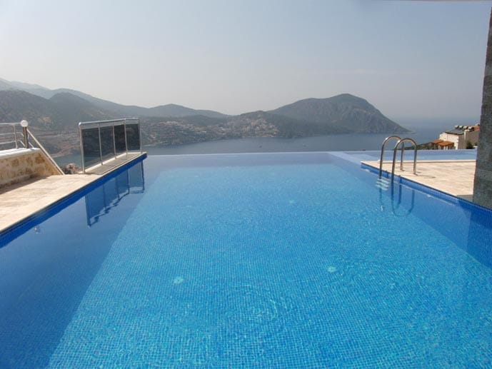 Tolle Blicke in der Türkei bietet der Infinity Pool der "Villa Destiny" in Kalkan.