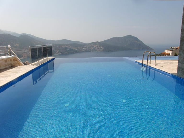 Tolle Blicke in der Türkei bietet der Infinity Pool der "Villa Destiny" in Kalkan.