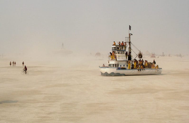 Ein Schiff in der Wüste? Beim Burning Man Festival sind solche Anblicke nicht ungewöhnlich - wie hier im vergangenen Jahr.