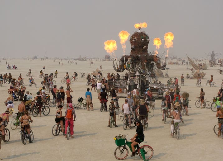 Abgefahrene Installation: El Pulpo, ein sieben Meter hoher Krake aus Metallabfällen, schwenkt seine feuerspeienden Arme. Fahrräder sind das wichtigste Transportmittel während des Burning Man.