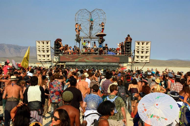 Tanzen im Wüstensand: Rund um die Bühne wird beim Burning Man Festival eine große Party gefeiert.