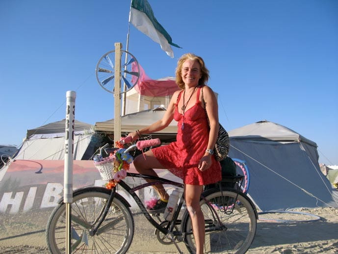 Mit dem Fahrrad durch die Wüste: Birgit Müller aus München war schon acht Mal beim Burning Man Festival.