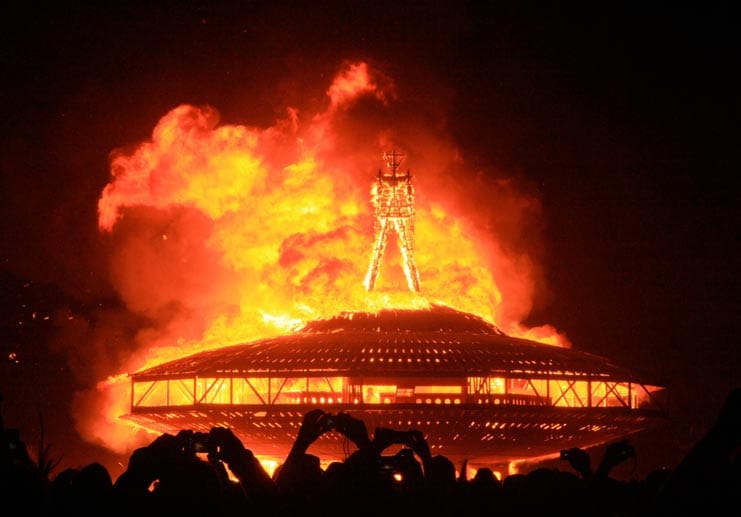 Abschluss des Spektakels: "The Man" geht in Flammen auf. Danach verschwindet die Zeltstadt wieder für ein Jahr.