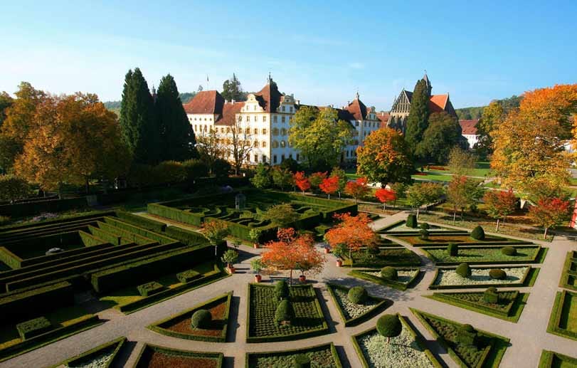 Die zentralen Motive des Schlossgarten Salem sind Form und Symmetrie. Statt üppiger Blumenpracht beruhigen hier unterschiedliche Grüntöne und Blatttexturen das Auge.