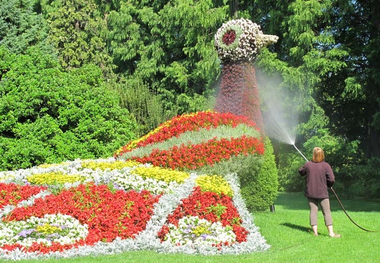 Skulpturen aus Blumen sind das Markenzeichen der Blumenisel Mainau.