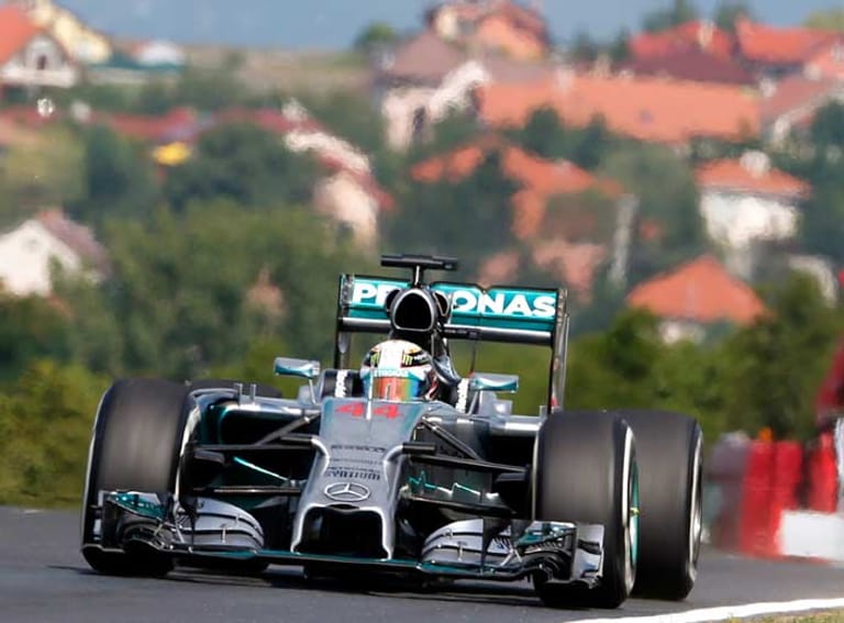 Denn sein Teamkollege Lewis Hamilton verdrängt den Deutschen auf Rang zwei - in beiden Freitagssessions.
