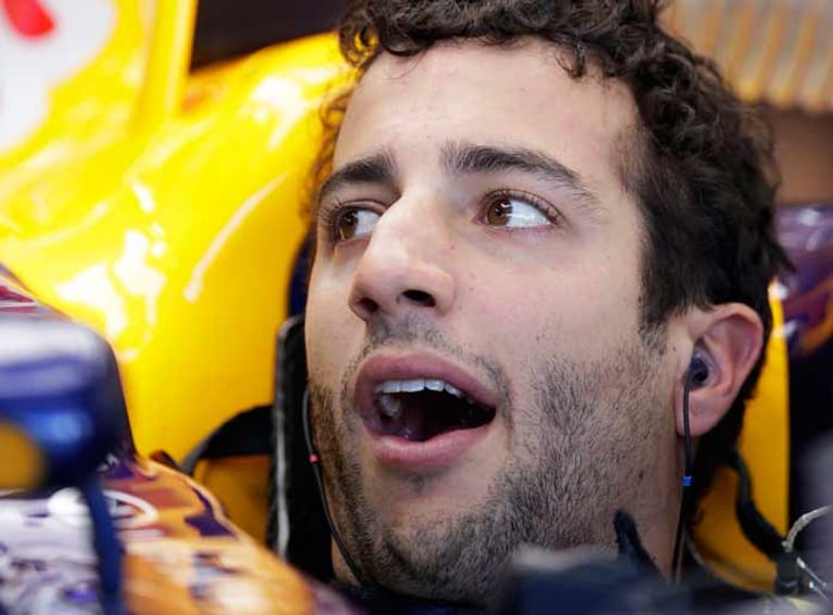Daniel Ricciardo scheint noch nicht ganz wach gewesen zu sein. Der Australier, der seinen Red-Bull-Kollegen Sebastian Vettel, bereits so häufig geschlagen hat, ist im Auftakttraining mehr als eine halbe Sekunde langsamer.