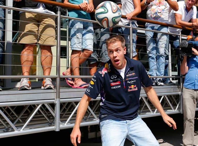 Sebastian Vettel zeigt sein Fußball-Können.