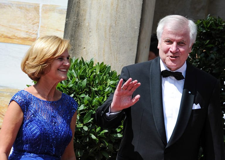 Der bayerische Ministerpräsident Horst Seehofer (CSU) und seine Frau Karin haben sich in ihre beste Garderobe geworfen.