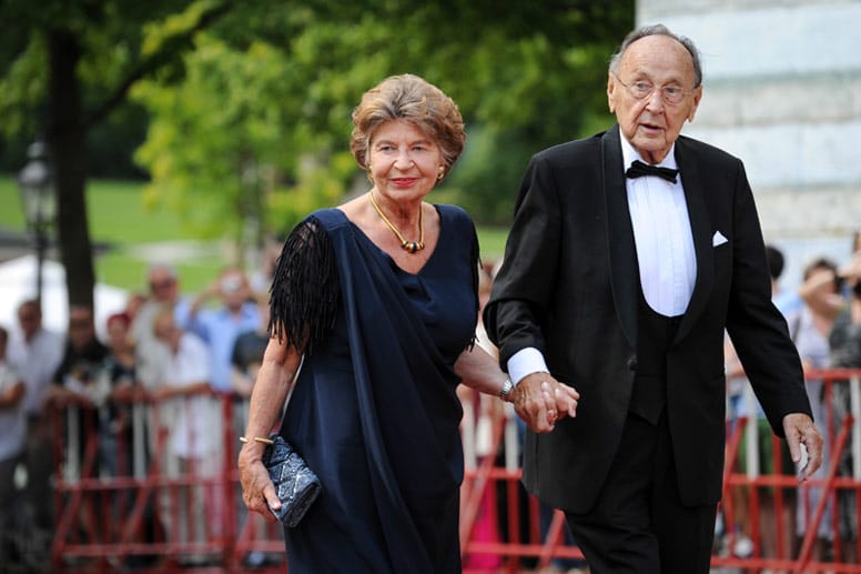 Der ehemalige Bundesaußenminister Hans-Dietrich Genscher (FDP) und seine Ehefrau Barbara besuchen in Bayreuth die Festspiele - und kommen Hand in Hand.