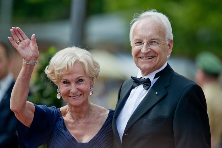 Sie freuen sich auf einen schönen Tag in Bayreuth: Der ehemalige bayerische Ministerpräsident Edmund Stoiber (CSU) und seine Frau Karin.