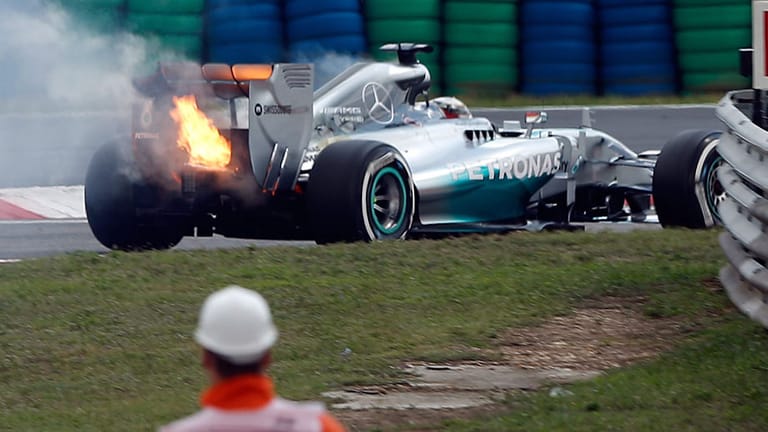 Das Qualifying hatte ebenfalls spektakulär begonnen. Der Silberpfeil von Lewis Hamilton fängt Feuer, bevor er eine gezeitete Runde drehen kann.