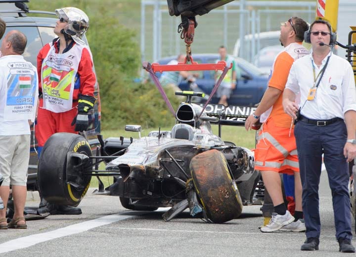 Als es anfängt zu regnen, ist Kevin Magnussen nicht vorsichtig genug und rutscht mit seinem McLaren in die Reifenstapel. Sein Auto ist danach ein Wrack. Das Qualifying wird unterbrochen.