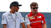 Pechvogel Lewis Hamilton (li.) und Ferrari-Star Fernando Alonso sitzen in der Boxengasse zusammen.