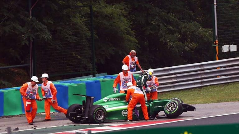 Caterham-Fahrer Marcus Ericsson löst mit seinem heftigen Crash die erste Safety-Car-Phase aus.