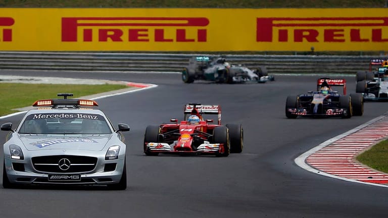 Nach der zweiten Safety-Car-Phase übernimmt plötzlich Fernando Alonso vor Jean-Eric Vergne im Toro Rosso die Führung.