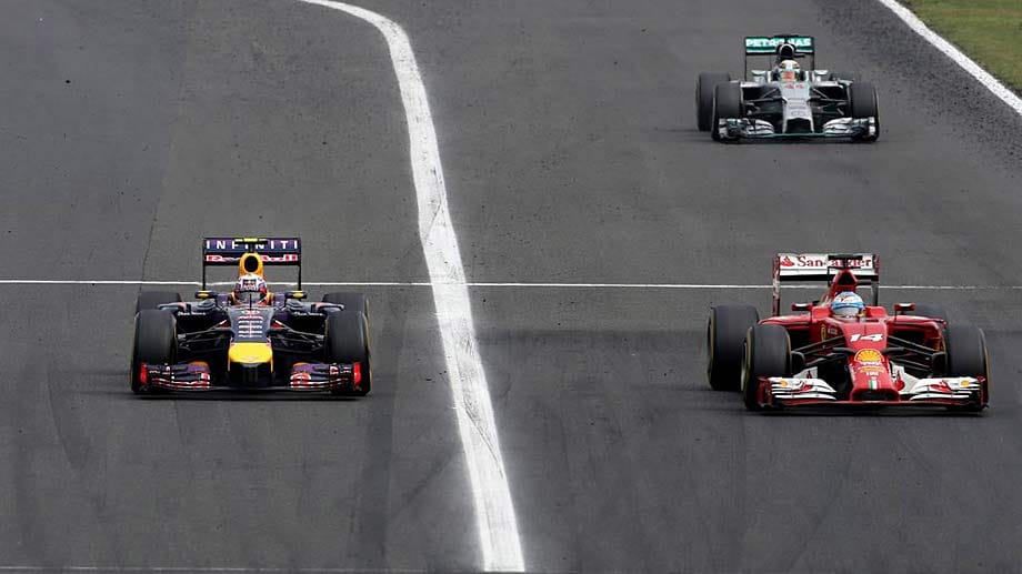 Kurz vor dem Rennende schiebt sich Daniel Ricciardo (li.) an Fernando Alonso vorbei auf Platz eins.