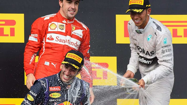Einige Stunden später jubeln sie auch zusammen. Alonso (li.) wird Zweiter, Hamilton (re.) Dritter. Der lachende Sieger ist Red-Bull-Pilot Daniel Ricciardo.