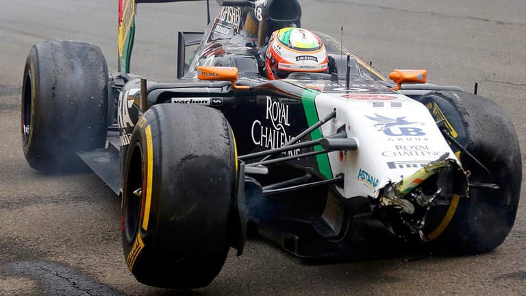 Sergio Perez kracht in die Boxenmauer und löst eine weitere Safety-Car-Phase aus.