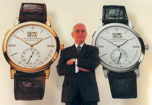 Ein Mitarbeiter des Luxus-Uhrenmachers A. Lange und Söhne im sächsischen Glashütte montiert bei einer Langematik Perpetual das Großdatum.