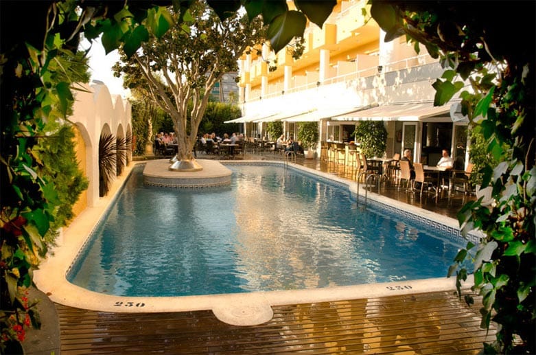 Das "Hotel Augusta Club" in Lloret de Mar bietet für Nachtschwärmer die richtige Unterkunft. Durch die zentrale Lage zur Innenstadt gibt es in der Nähe der Anlage viele Discos und Bars.