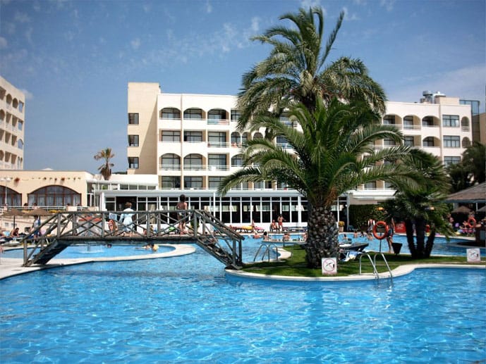 Das familienfreundliche "Hotel Evenia Olympic Suites" befindet sich in ruhiger Lage in Lloret de Mar nur 800 Meter vom Strand entfernt.