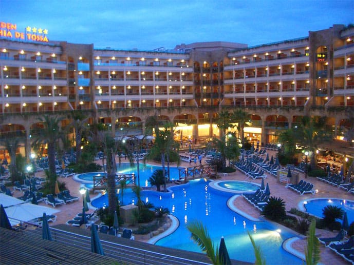 Die weitläufige Anlage des "Hotel Golden Bahia de Tossa” in Tossa de Mar bietet für Jeden Erholung im Sommerurlaub.
