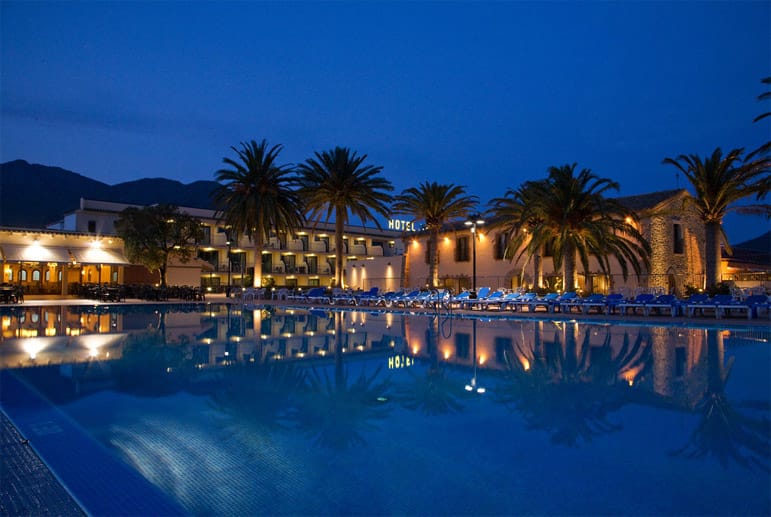Das "Hotel San Carlos” bietet den Gästen einen sogenannten "Infinity-Pool", in dem die Gäste dem Horizont entgegen schwimmen.