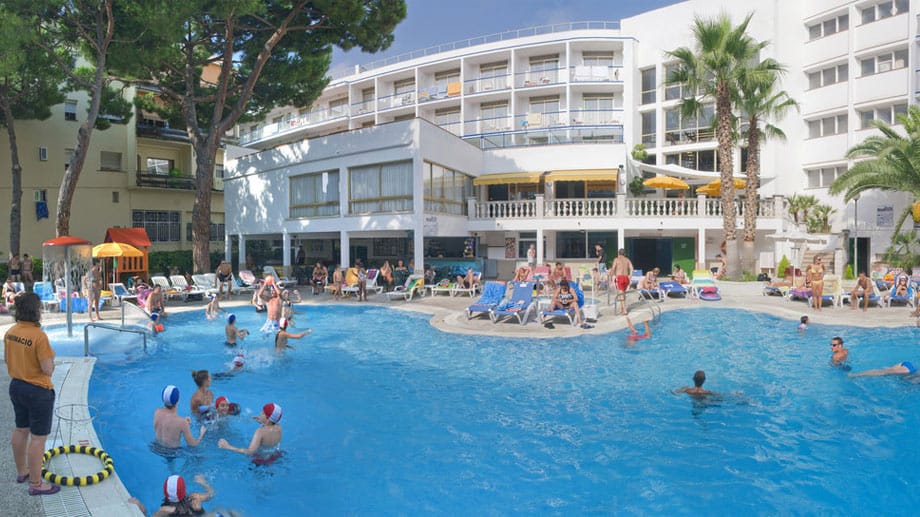 Mitten in der Stadt von Tossa de Mar liegt das "Hotel Costa Brava". Trotz Stadtnähe ist der Strand nur einen Katzensprung entfernt.