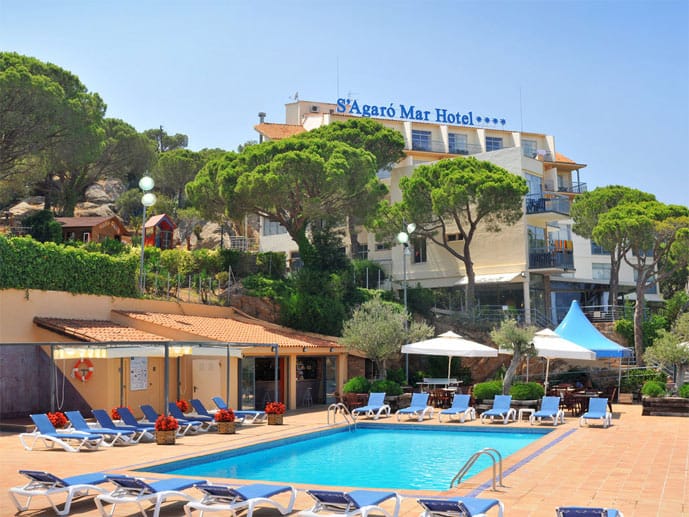 Nur wenige Schritte von der Bucht Sant Pol entfernt verbirgt sich das "Hotel S’Agaro Mar" in S‘Agaro mit Sonnenterrasse, Pool und Meerblick.