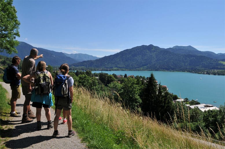 Auf dem Tegernseer Höhenweg gibt sich Wanderern ein weitläufiger Blick über den See preis.