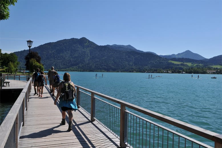 Der Wanderweg über die Alpen führt auch direkt am Tagernsee vorbei, zum Beispiel auf dem neuen Seeufersteg, der direkt am Ufer entlang führt.