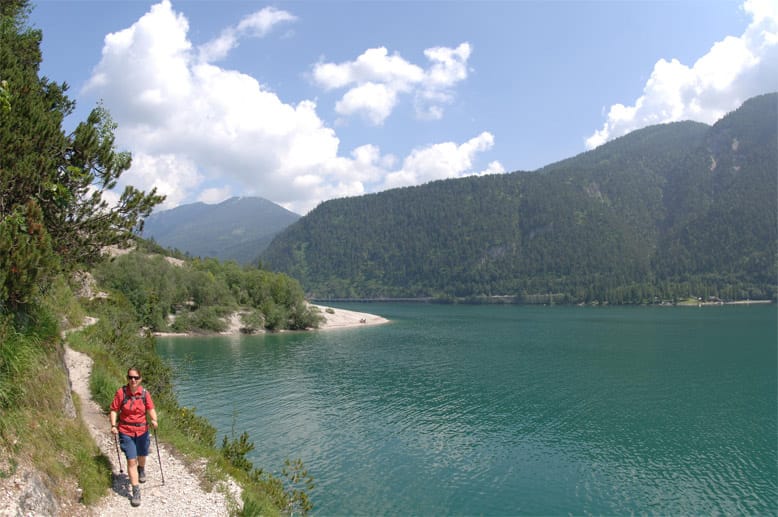 Der wie ein Fjord zwischen Karwendel und dem Rofan eingelagerte Achensee bildet die malerische Kulisse am dritten Tag der Alpenüberquerung. Immer entlang des Ufers quert ein traumhafter Steig die Hänge zur Gaisalm.
