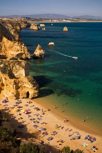 Zugegeben, die Algarve liegt nicht mehr am Mittelmeer, aber sie ist in drei Flugstunden zu erreichen und ist somit nicht weiter weg als beispielsweise Kreta. Wer spektakulär gelegene Strände in einzigartiger Landschaft liebt, der ist im Süden Portugals genau richtig. Der Leckerbissen schlechthin ist die Praia Dona Ana bei Lagos.