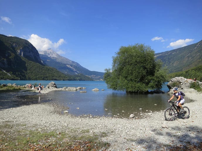 Der Lago di Molveno verschafft Radfahrern eine kühle Erffrischung.