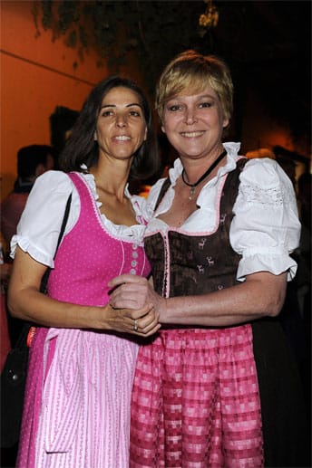 Die ehemalige TV-Moderatorin Ramona Leiß (re.) und ihre Lebenspartnerin Sabine Ammonn haben den Bund der Ehe geschlossen und ihre Partnerschaft offiziell auf dem Standesamt eintragen lassen.