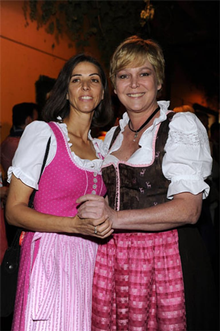 Die ehemalige TV-Moderatorin Ramona Leiß (re.) und ihre Lebenspartnerin Sabine Ammonn haben den Bund der Ehe geschlossen und ihre Partnerschaft offiziell auf dem Standesamt eintragen lassen.