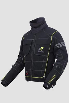 Die Premium Gore-Tex Jacke von Rukka (etwa 1200 Euro über FC Moto) lässt Sie auf Ihrer Enduro sicher und geschützt fahren.