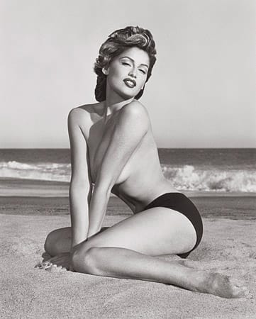 Laetitia Casta gehört sicherlich zu den bekanntesten Models der Welt. Auf dem Foto aus dem Jahr 1998 räkelt sich die Schönheit für den Pirelli Kalender am Strand von Malibu. Das Foto können Interessierte nun in der Ausstellung "Supermodels - Then and Now" bewundern.
