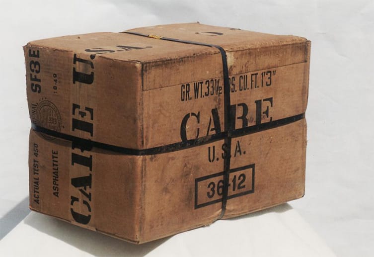 Ungeöffnete CARE-Pakete spielen stille Zeugen der Nachkriegszeit.