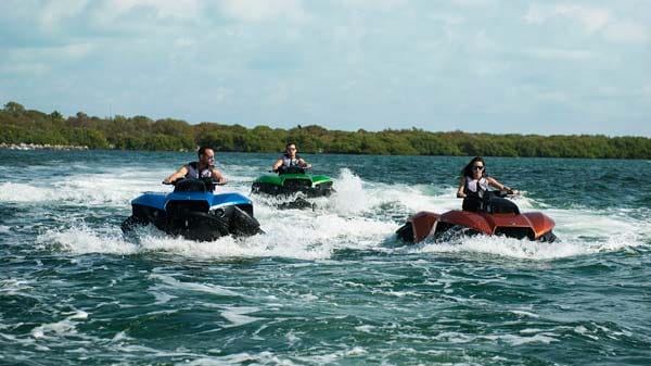 Dieser Fun-Sport-Wagen bringt Fahrspaß an Land und auf Wasser: Mit dem Quadski bringt Gibbssports einen amphibischen Alleskönner ins Gelände, pardon - in die Wellen.