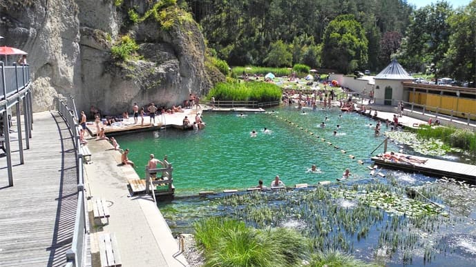 Einer der schönsten Naturbadeteiche der Republik: das Felsenbad Pottenstein in Oberfranken. Umgeben von bizarren Felsformationen lädt es zu einem unvergesslichen Badevergnügen ein.
