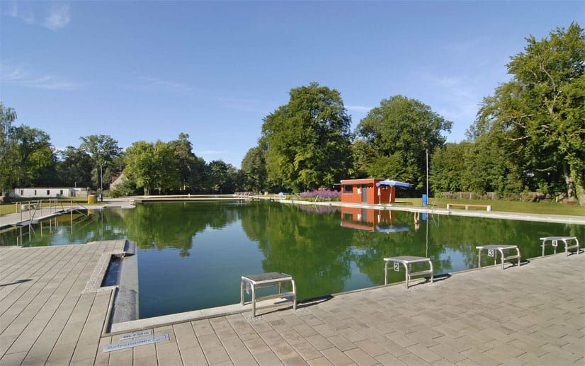 Das Naturbad Maria Einsiedel in München ist eines der ältesten rein biologischen Bäder seiner Art. Der Isarkanal fließt auf rund 400 Meter mitten hindurch.