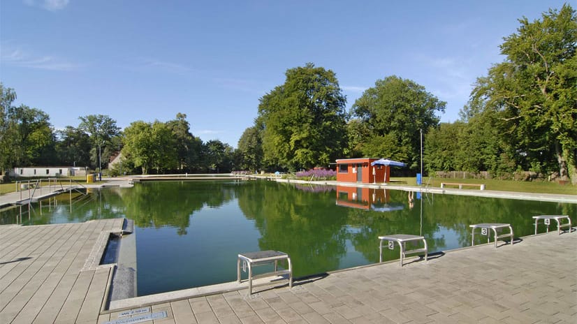 Das Naturbad Maria Einsiedel in München ist eines der ältesten rein biologischen Bäder seiner Art. Der Isarkanal fließt auf rund 400 Meter mitten hindurch.