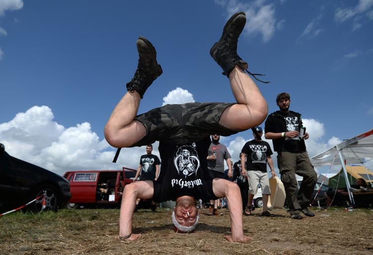 Das Wacken Open Air 2014 ist gestartet. Ein Fan der Gruppe Motörhead, die am Freitag aufspielen, beweist hier Körperbeherrschung.
