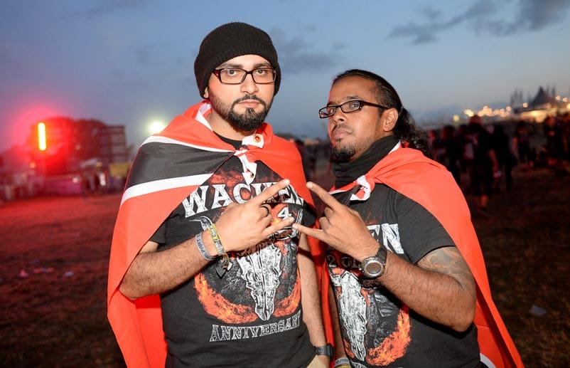 Weite Anreise: Jignesh (l) und Sievan aus Trinidad und Tobago posieren auf dem Festival-Gelände.