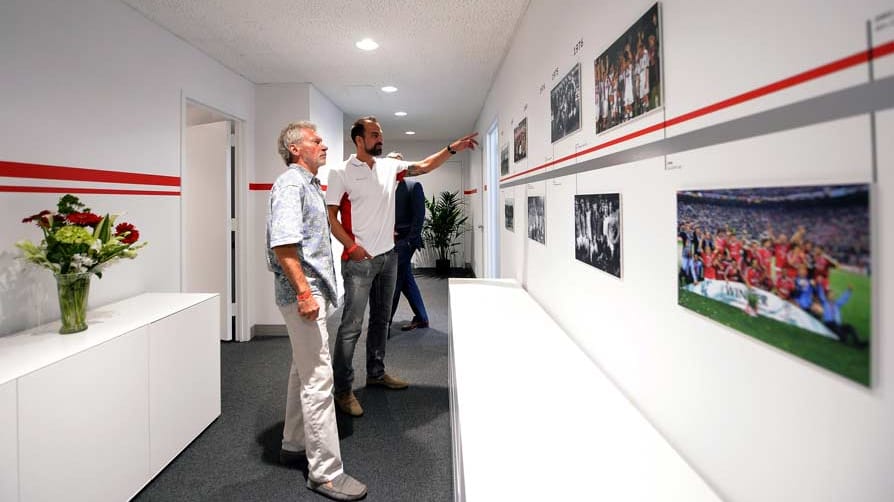 Auf 130 Quadratmetern erstrahlt das Büro, in dem bereits seit April gearbeitet wird. Hier schaut sich Bayern-Ikone Paul Breitner (li.) um.